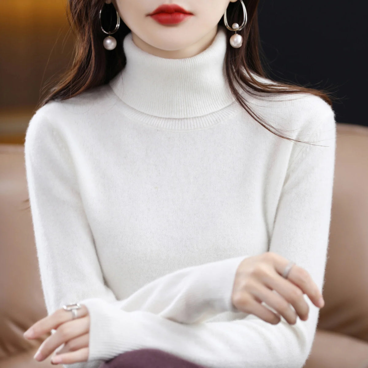 White Women's Cashmere Turtleneck Sweater with Ribbed Collar & Regular Fit - Close Up Collar