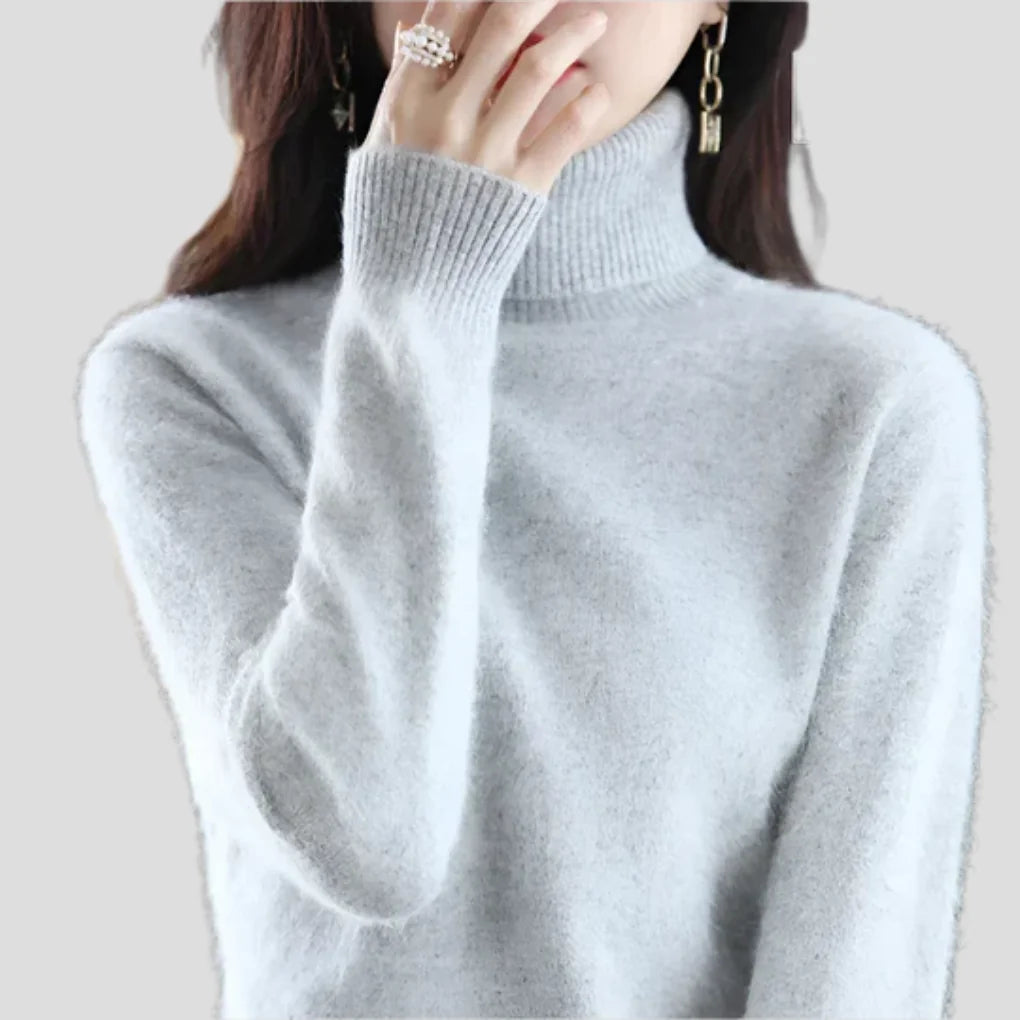 Light Grey Women's Ribbed Turtleneck Sweater with Fitted Silhouette & Long Sleeves - Hand At Chin Detail